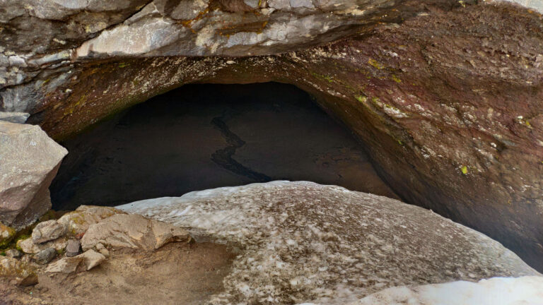 Туры по Камчатке - лавовые пещеры